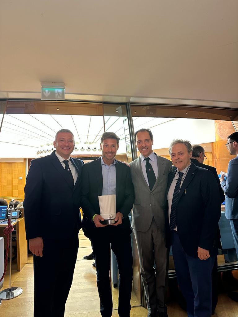 Federcuochi's tweet image. Oggi ospiti del #Moige per la presentazione della guida “un anno di Zapping  e di streaming”. Anche quest’anno abbiamo avuto l’onore di assegnare in questo evento un premio speciale che va a @massimilianotv con la trasmissione 1 mattina.