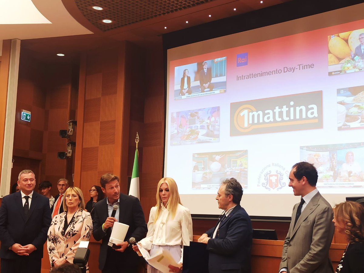 Federcuochi's tweet image. Oggi ospiti del #Moige per la presentazione della guida “un anno di Zapping  e di streaming”. Anche quest’anno abbiamo avuto l’onore di assegnare in questo evento un premio speciale che va a @massimilianotv con la trasmissione 1 mattina.