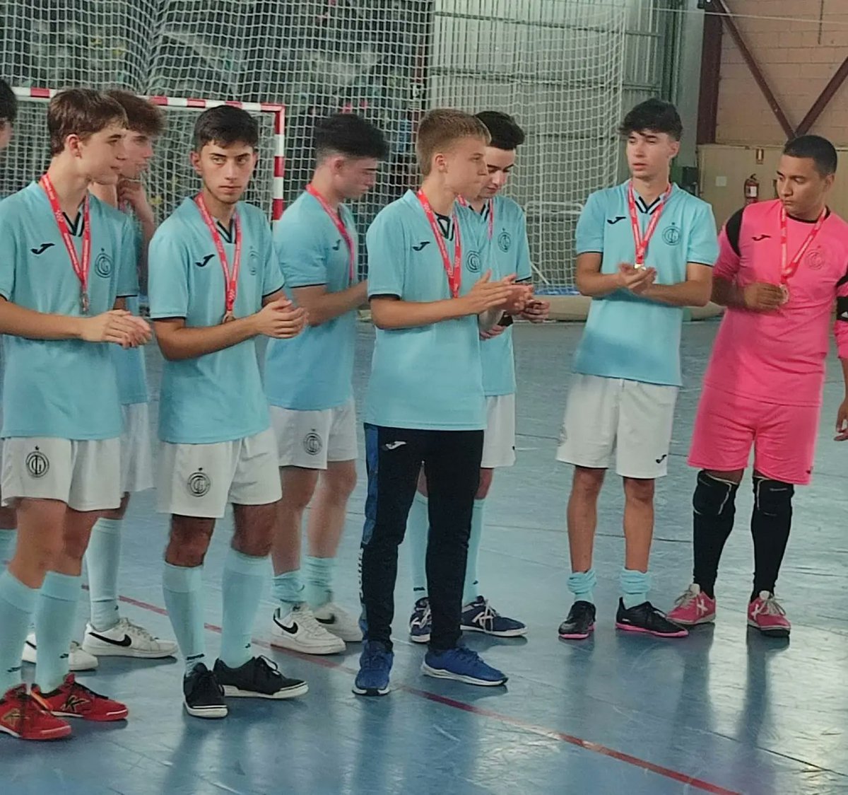 DeporteGetafe's tweet photo. El equipo juvenil del Inter Getafe ha conseguido recientemente el ‼️TERCER PUESTO‼️ en la fase final de #fútbolsala no federado de la Comunidad de Madrid.

!!! ENHORABUENA !!! 🥉🏆⚽🔝👏👏👏

#Getafe #Deporte #DeporteenGetafe #InterGetafe https://t.co/RLtGbPPuSr