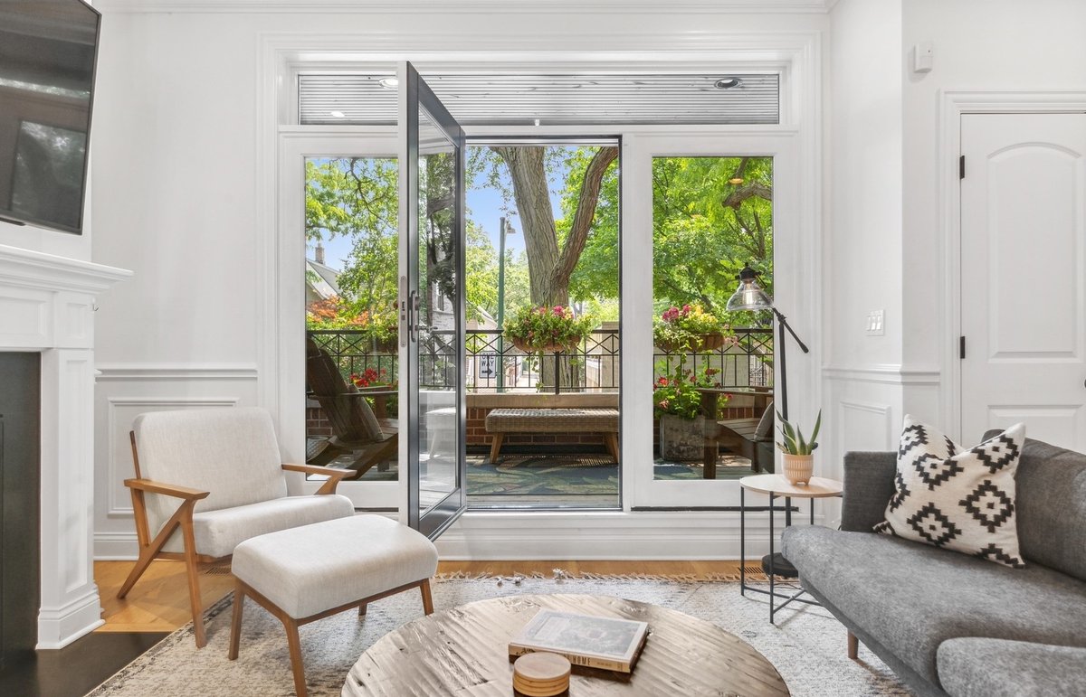 properties's tweet photo. Escape to your personal oasis in Chicago! 🌳 #StopLookingStartFinding
----
1944 W Fletcher Street #1E | Chicago, Illinois 60657
Listed by Carrie McCormick
Offered for $1,075,000
#PrivateRoofDeck #UrbanOasis #ChicagoHome #NorthCenter https://t.co/zs8B4juchh