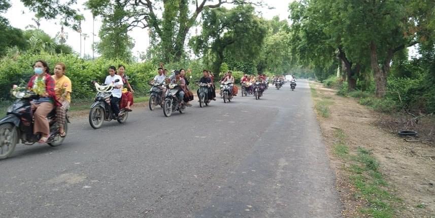 YuMay111's tweet image. Local residents from #Budalin Twp, #Sagaing Region, marching with motorcycles and protested to oust the #MilitaryDictatorship on Jun19.
FREEDOM FROM FEAR 
#2023Jun19Coup #HappyBirthdayAungSanSuuKyi 
#WhatsHappeningInMyanmar