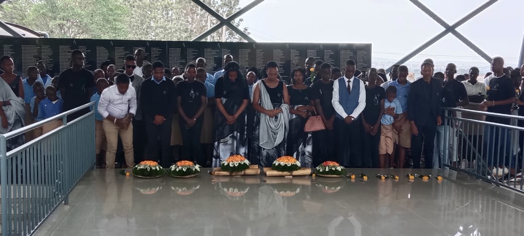 NtaramaBugesera's tweet photo. Urwunge rw'amashuri rwa #GSNtarama bifatanyije n'abayobozi,abanyeshuri n'abakozi kwibuka Genocide yakorewe Abatutsi1994,uhagarariye ikigo yasabye abanyeshuri gushingira ku mateka bakubaka igihugu birinda ingengabitekerezo ya Genocide ikorerwa cyane cyane ku mbuga nkoranya mbaga https://t.co/f7eUp7qdVB