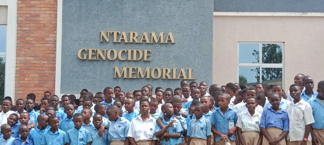 NtaramaBugesera's tweet photo. Urwunge rw'amashuri rwa #GSNtarama bifatanyije n'abayobozi,abanyeshuri n'abakozi kwibuka Genocide yakorewe Abatutsi1994,uhagarariye ikigo yasabye abanyeshuri gushingira ku mateka bakubaka igihugu birinda ingengabitekerezo ya Genocide ikorerwa cyane cyane ku mbuga nkoranya mbaga https://t.co/f7eUp7qdVB