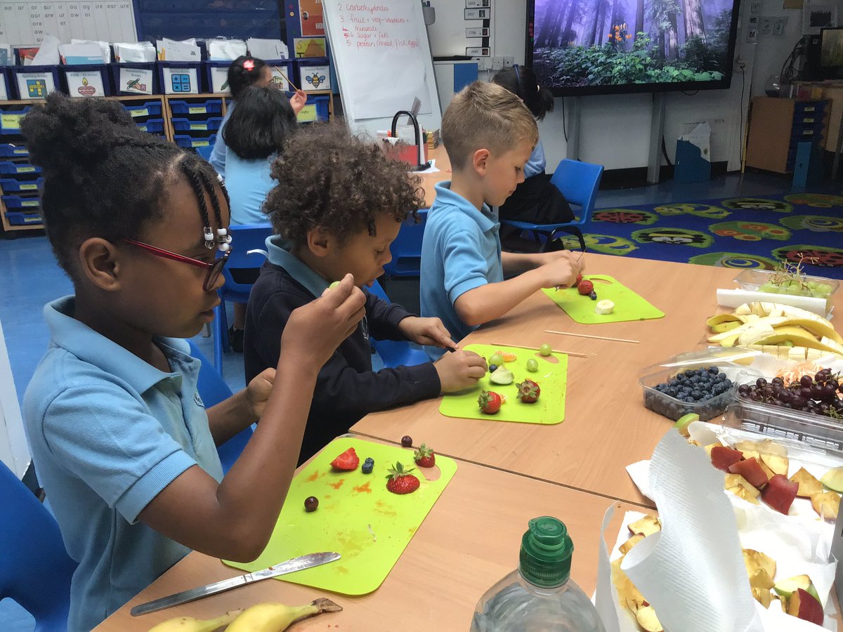 2G had a fabulous time making rainbow fruit kebabs - a healthy snack that links to our science learning about balanced diets 🍎🍓🍇🍌🍊