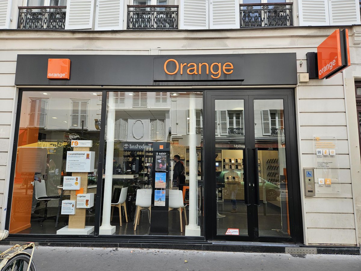 OrangeStoreOff's tweet photo. Destination le 15ème arrondissement pour l'ouverture du Smart Touch de Paris Commerce.
Jennifer et son équipe vous accueillent au 49 rue du Commerce de 10h à 12h30 et de 14h à 19h du lundi au samedi !
#TouslessouriresGdt vous souhaitent une belle ouverture ! 😁 https://t.co/77cY11XD2r