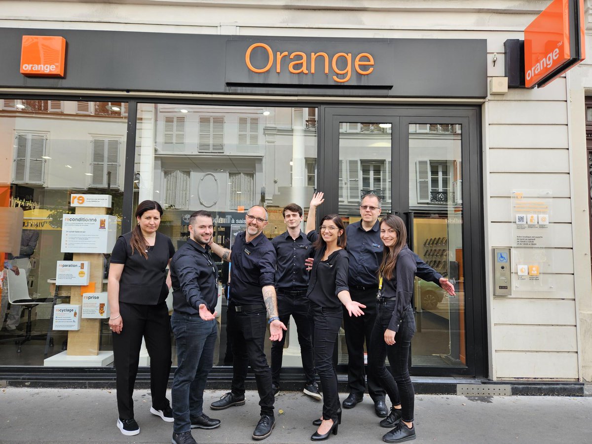 OrangeStoreOff's tweet photo. Destination le 15ème arrondissement pour l'ouverture du Smart Touch de Paris Commerce.
Jennifer et son équipe vous accueillent au 49 rue du Commerce de 10h à 12h30 et de 14h à 19h du lundi au samedi !
#TouslessouriresGdt vous souhaitent une belle ouverture ! 😁 https://t.co/77cY11XD2r
