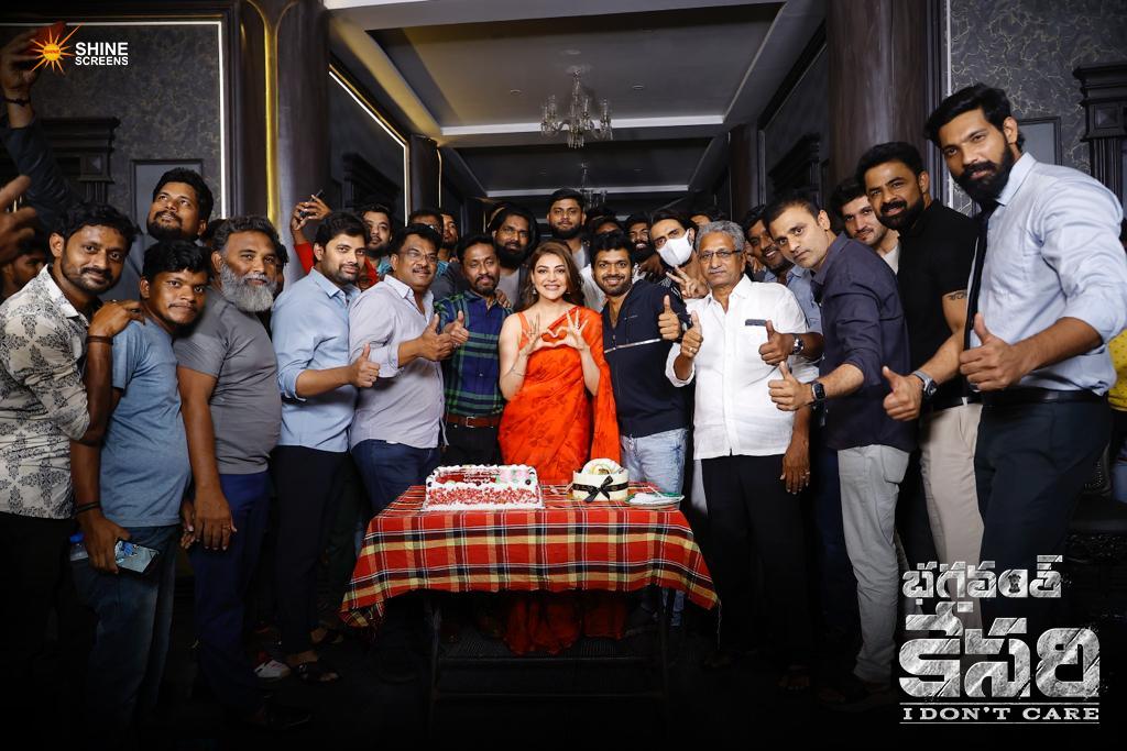 TeamVamsiShekar's tweet photo. A spectacular celebration for the queen of hearts❤️

The team of #BhagavanthKesari celebrated the birthday of the enchanting @MsKajalAggarwal amidst the vibrant set today💥

#NandamuriBalakrishna @AnilRavipudi @sreeleela14 @rampalarjun @MusicThaman @Shine_Screens @jungleemusicSTH https://t.co/AwzdhIJlRW