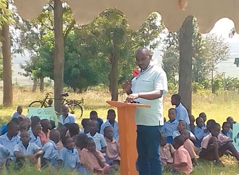 Rwempash_Sector's tweet photo. None kuwa 19/06/2023 umuyobozi w'umurenge @Karengera_Alex ari kumwe n'inzego z'umutekano bifatanyije n'ubuyobozi bwa G.S Kabare mu muhango wo Kwibuka ku nshuro ya 29 Jenoside yakorewe abatutsi muri Mata 1994. 

@Unity_MemoryRw
#Kwibuka29 https://t.co/Grq7qwvCPG