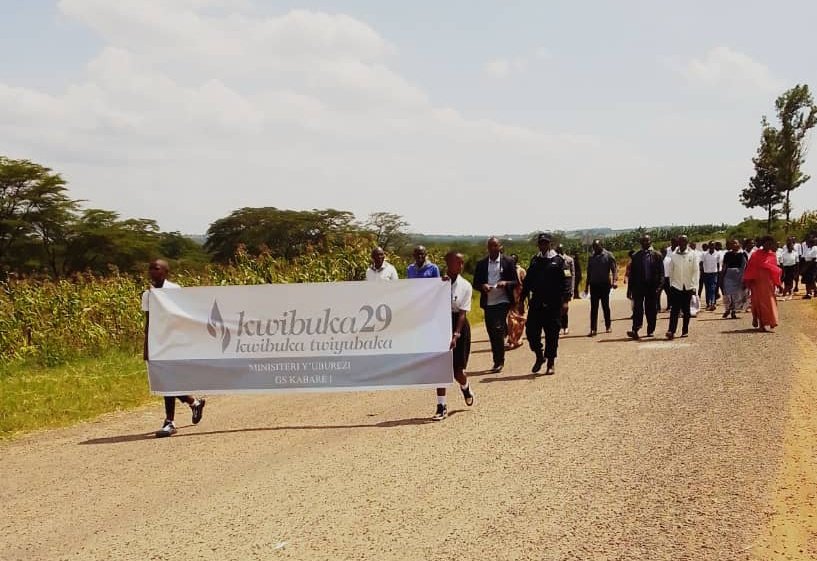Rwempash_Sector's tweet photo. None kuwa 19/06/2023 umuyobozi w'umurenge @Karengera_Alex ari kumwe n'inzego z'umutekano bifatanyije n'ubuyobozi bwa G.S Kabare mu muhango wo Kwibuka ku nshuro ya 29 Jenoside yakorewe abatutsi muri Mata 1994. 

@Unity_MemoryRw
#Kwibuka29 https://t.co/Grq7qwvCPG