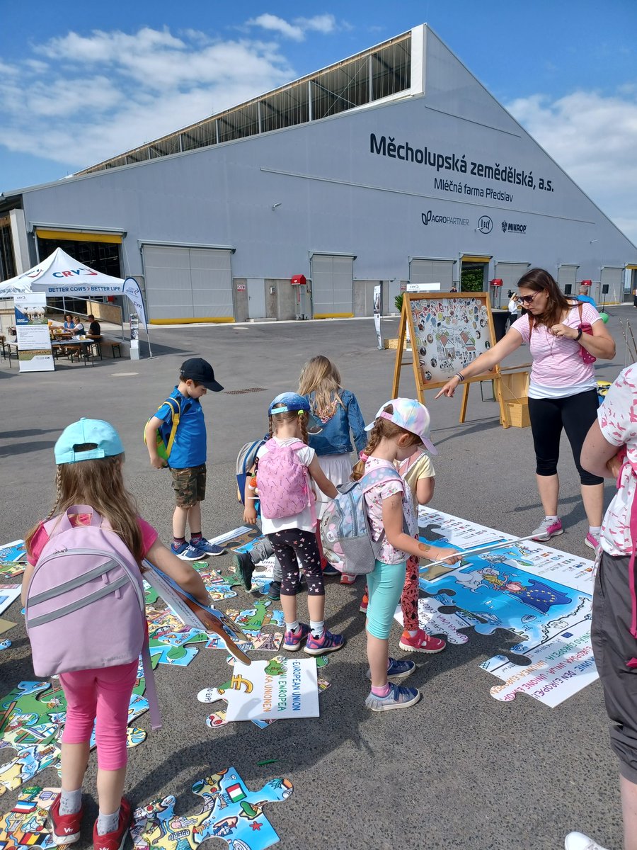 AndrzejAdryan's tweet image. Otwarcie nowej instalacji @Lely w #CzechRepublic . Focus na najmłodsze pokolenie farmerów  😀 #Lely #milkingrobot #dairy #farmers #rolnictwo