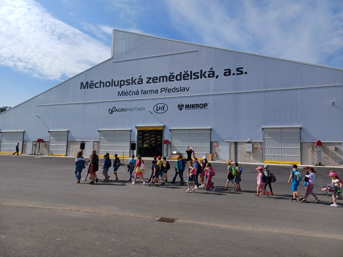 AndrzejAdryan's tweet image. Otwarcie nowej instalacji @Lely w #CzechRepublic . Focus na najmłodsze pokolenie farmerów  😀 #Lely #milkingrobot #dairy #farmers #rolnictwo