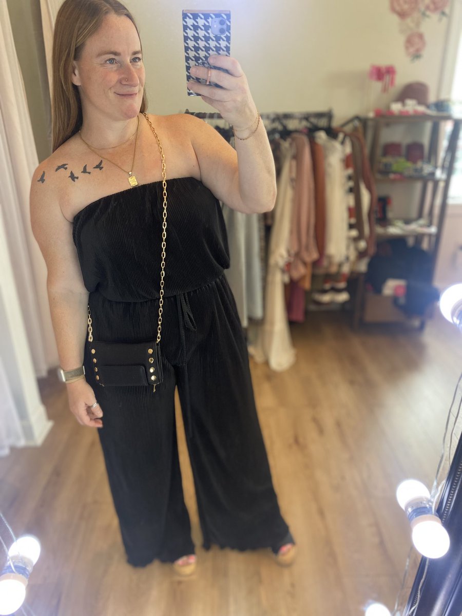 Looking for the perfect summer wedding fit?! It’s comfy, cozy, sexy & cute. And guess what?! It has #pockets #jumpsuit #weddingfit #weddinglooks #boutiqueshopping