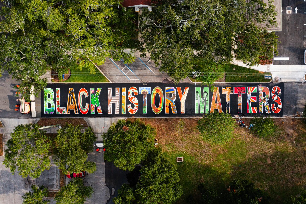 StPeteFL's tweet image. Today, the @WoodsonMuseum revealed the reimagined Black Lives Matter mural in front of the museum in honor of #Juneteenth ☀️ Thank you to the artists, volunteers, and organizations who made this all possible! 

List of participating artists: stpete.org/news_detail_T3…