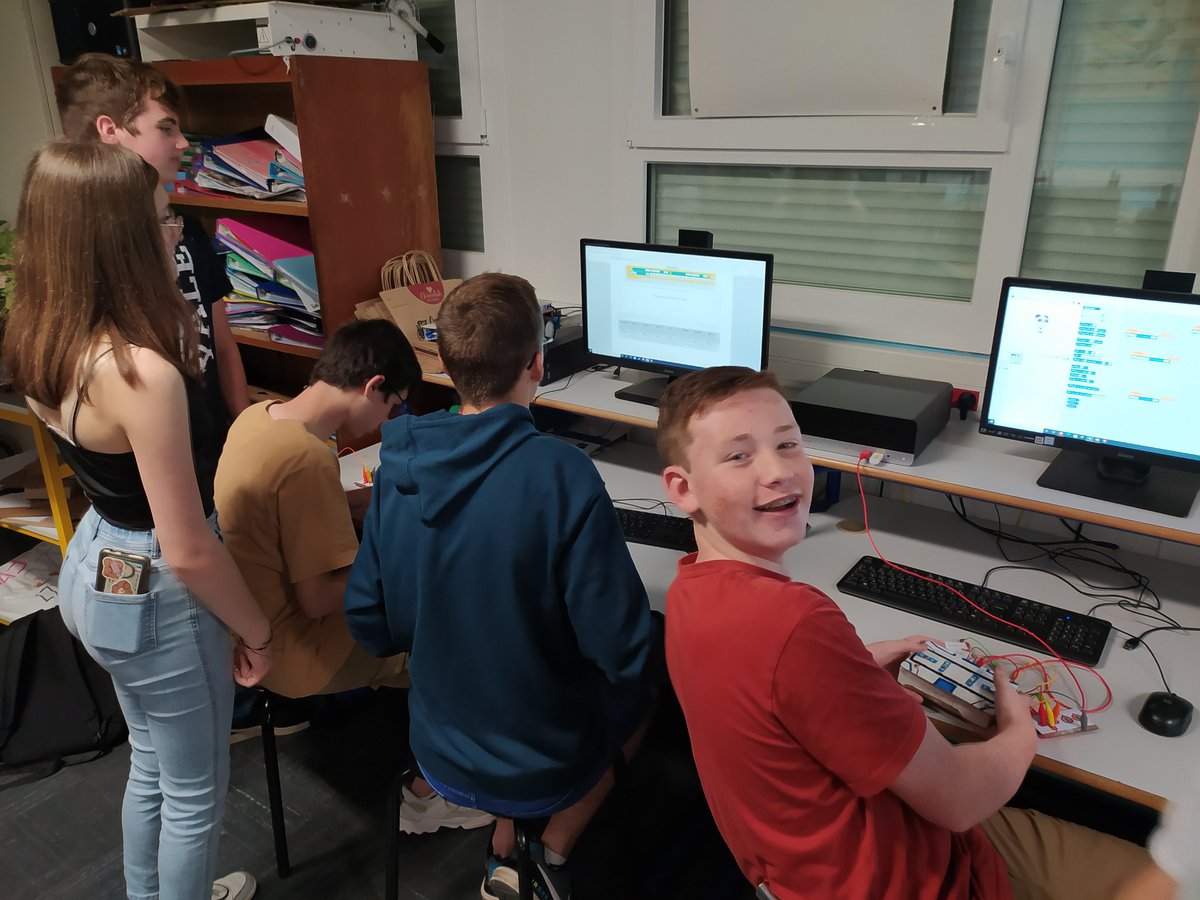 27Techno's tweet photo. Une belle journée de robotique qui se termine avec une belle 3e place pour l'équipe Balistimo composée de Baptiste, Lizea et Margaux. Bravo à toutes les équipes et merci aux collègues pour leur aide. https://t.co/2Q1DIIiuy8