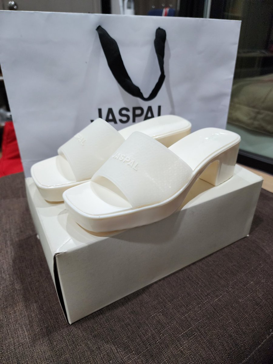 a_mutj's tweet photo. #ส่งต��อรองเท้า #Jaspal ไซต์37 ยังไม่เคยใส่เพราะซื้อผิดไซต์ ซื้อมา1200 ขาย900 สนใจdmมาได้เลย ลงshopeeได้  #ส้นสูง #ส่งต่อรองเท้ามือสอง #รองเท้าของแท้ #ส่งต่อเสื้อผ้ามือสอง #ส่งต่อรองเท้ามือสองของแท้ #ง้อแล้วนะดีกันเถอะ https://t.co/rh5qIyUK2K