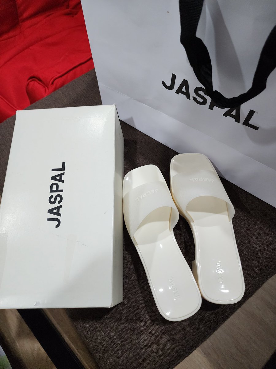 a_mutj's tweet photo. #ส่งต��อรองเท้า #Jaspal ไซต์37 ยังไม่เคยใส่เพราะซื้อผิดไซต์ ซื้อมา1200 ขาย900 สนใจdmมาได้เลย ลงshopeeได้  #ส้นสูง #ส่งต่อรองเท้ามือสอง #รองเท้าของแท้ #ส่งต่อเสื้อผ้ามือสอง #ส่งต่อรองเท้ามือสองของแท้ #ง้อแล้วนะดีกันเถอะ https://t.co/rh5qIyUK2K