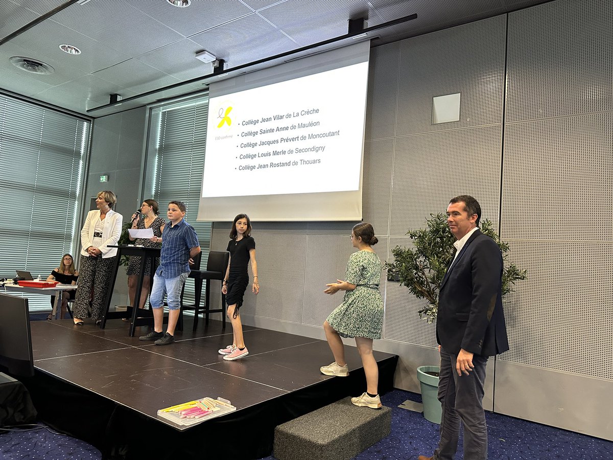 #noselevesontdutalent ce matin le <a href="/CJeanvilar/">Collège JeanVilar</a> était présent pour la remise des labellisations #e3d🌎🌱🐞. Le collège passe au niveau confirmé🏅et reçoit le 🥈prix de l’action ecodélégué 2022-2023