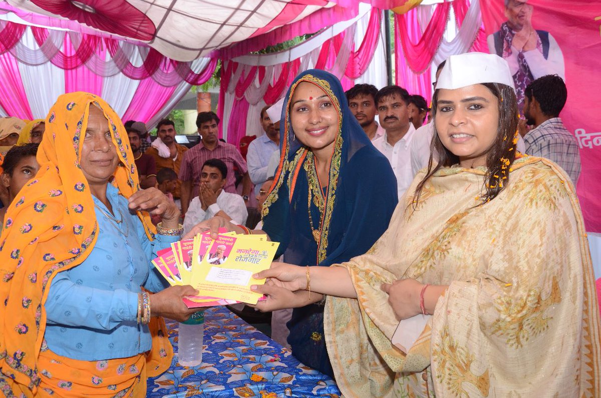 Rachana_samleti's tweet photo. आज मेरी ग्राम पंचायत समलेटी मैं राजस्थान सरकार द्वारा जनता को महंगाई से निजात दिलाने के लिए आयोजित #महंगाई_राहत_शिविर कार्यक्रम में  राजस्थान सहप्रभारी आदरणीय @AmritaDhawan1 जी के साथ जनकल्याणकारी योजनाओं के बारे मैं आमजन को अवगत कराया..!! 

राजस्थान सरकार की जनकल्याणकारी योजनाओं को लेकर आमजन मैं भारी उत्साह और उमंग हैं..!!
