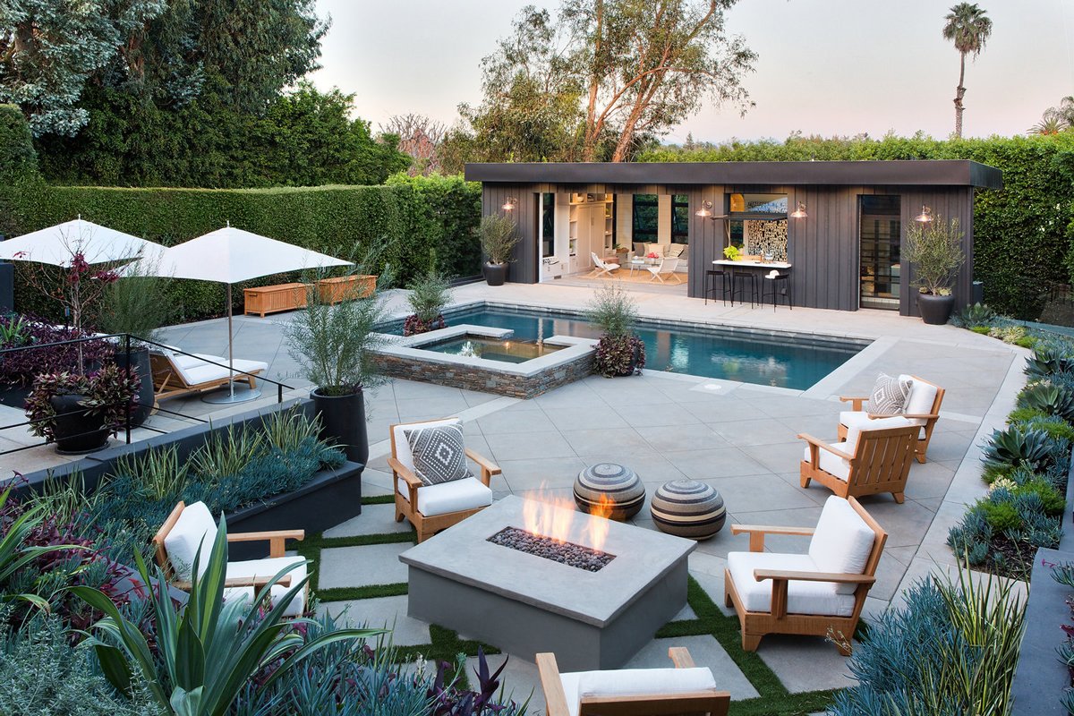 HomeDecorsHQ's tweet image. Here are a few easy backyard updates you can do before summer:

- Outdoor Lighting
- Add a garden or plants
- Update your outdoor seating
- Outdoor dining
- Fire pit
- Water feature

#backyardupdates #backyard #backyardgoals #backyardoasis #backyarddesign #backyardgarden