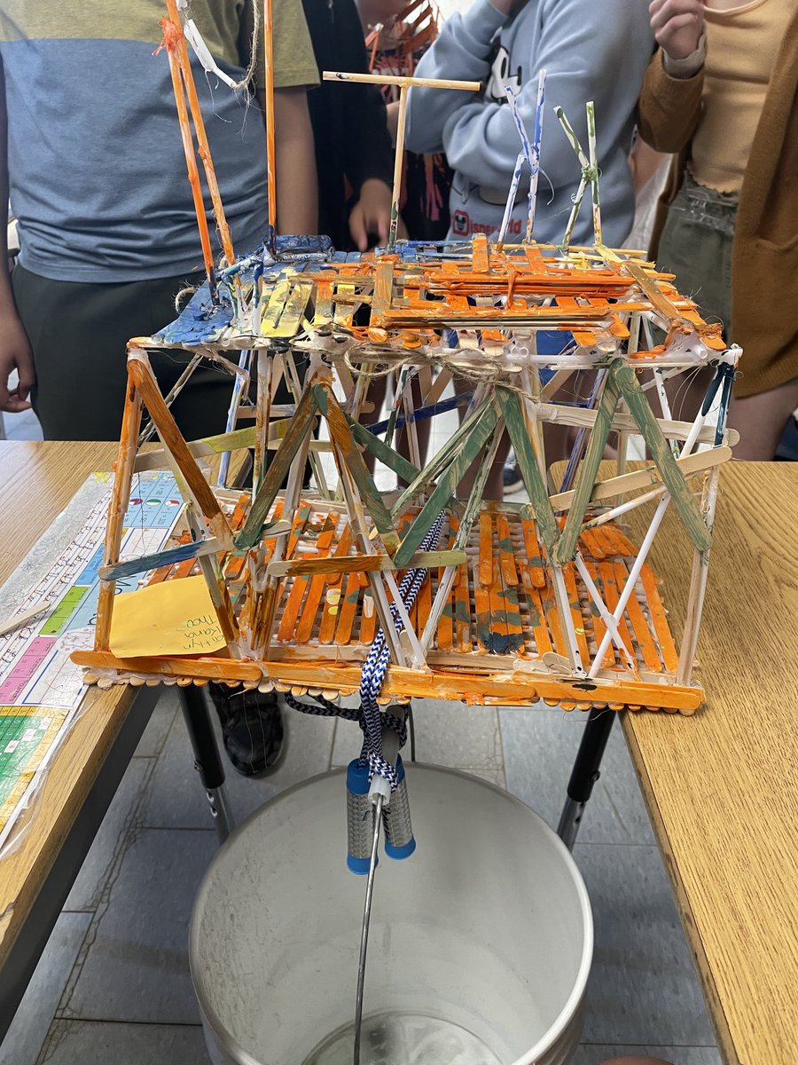 MJS_teach's tweet image. Official bridge testing day today!! 38 pounds is the weight to beat!! Challenge is on! #portable9willshine STEAM is alive and well ⁦@lkwwrdsb⁩ ⁦@wrdsb⁩