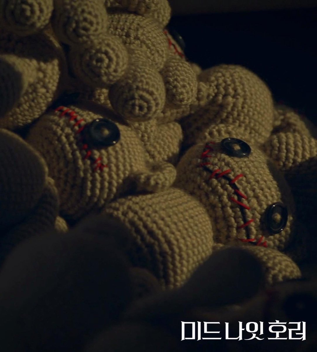 VOO 옆에 있는 이 귀여운 아이는 😍
#영화손 의 #최윤호 감독님이 기획하신 6부작 웹드라마 ’미드나잇 호러 :6개의 밤‘ 에피소드 중에 직접 연출하신 ‘홈쇼핑’에 등장하는 저주인형. 지난번 잠시 뵈었을 때 이야기했던 것을 기억해주시고 자그마치 언론 시사회때 챙겨주셨다. 감독님의 세심한 마음에