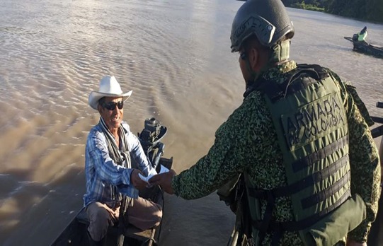 FNA_ArmadaCol's tweet photo. #PlanAyacucho El #BFLIM32, a través de sus unidades fluviales que se encuentran desplegadas sobre el río #Guaviare, realiza la entrega de volantes para contribuir al debilitamiento de las fuentes de financiación de las estructuras ilegales.
#PatriaEnLaAmazonia🇨🇴 https://t.co/h2iF4QSB3a