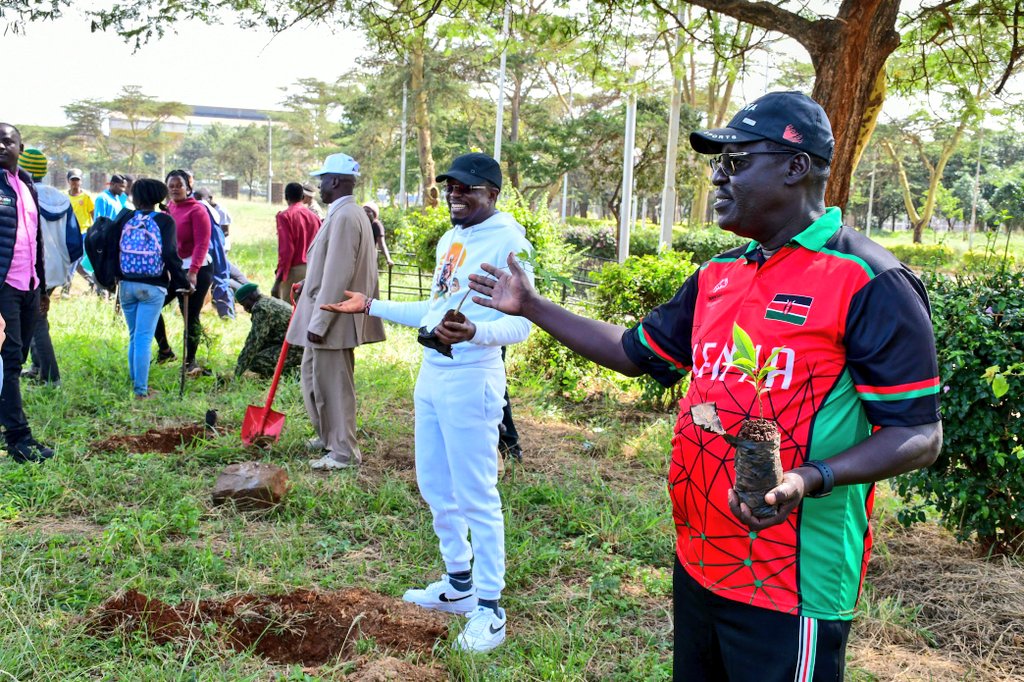 KiongoziFelix's tweet photo. This afternoon Super Cs @AbabuNamwamba led the ministry of youth affairs sports and the Arts in planting 7,000 tree at the Kasarani Stadium Complex, in a greening agenda dubbed #SportForClimateAction & Wellness, which seeks to mitigate the effects of climate change
#Ababunakazi https://t.co/UbUqymM79Y