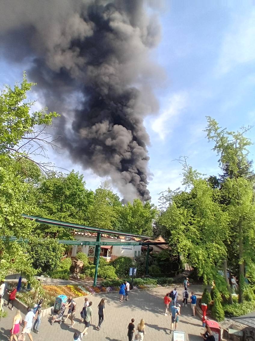 EPF4ever's tweet image. ⚠️ INCENDIE EN COURS À EUROPAPARK ⚠️ 

Aucunes informations sur l'emplacement et les raisons de l'incendie. Pour les visiteurs sur place, suivez les instructions du personnel.