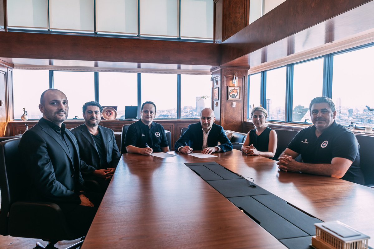 BKBasketbol's tweet photo. 😍 Sinan Atalay ile yola devam!

📢 Başantrenörlük görevini geçtiğimiz sezon devralan tecrübeli çalıştırıcı Atalay, 2023- 2024 sezonunda da takımın bençinde olacak. 

✍🏻Koç Atalay, kulüp başkanımız Hüseyin Yücel ve yönetim kurulunun katılımıyla düzenlenen törende sözleşmesini imzaladı.

🤞🏻 Sinan Hocamıza kırmızı-lacivert renkler altında başarılar dileriz!

❤💙 #FlyHighTogether