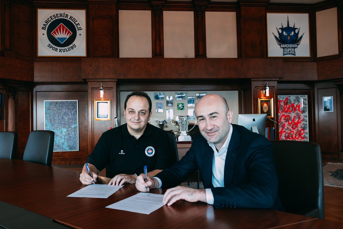 BKBasketbol's tweet photo. 😍 Sinan Atalay ile yola devam!

📢 Başantrenörlük görevini geçtiğimiz sezon devralan tecrübeli çalıştırıcı Atalay, 2023- 2024 sezonunda da takımın bençinde olacak. 

✍🏻Koç Atalay, kulüp başkanımız Hüseyin Yücel ve yönetim kurulunun katılımıyla düzenlenen törende sözleşmesini imzaladı.

🤞🏻 Sinan Hocamıza kırmızı-lacivert renkler altında başarılar dileriz!

❤💙 #FlyHighTogether