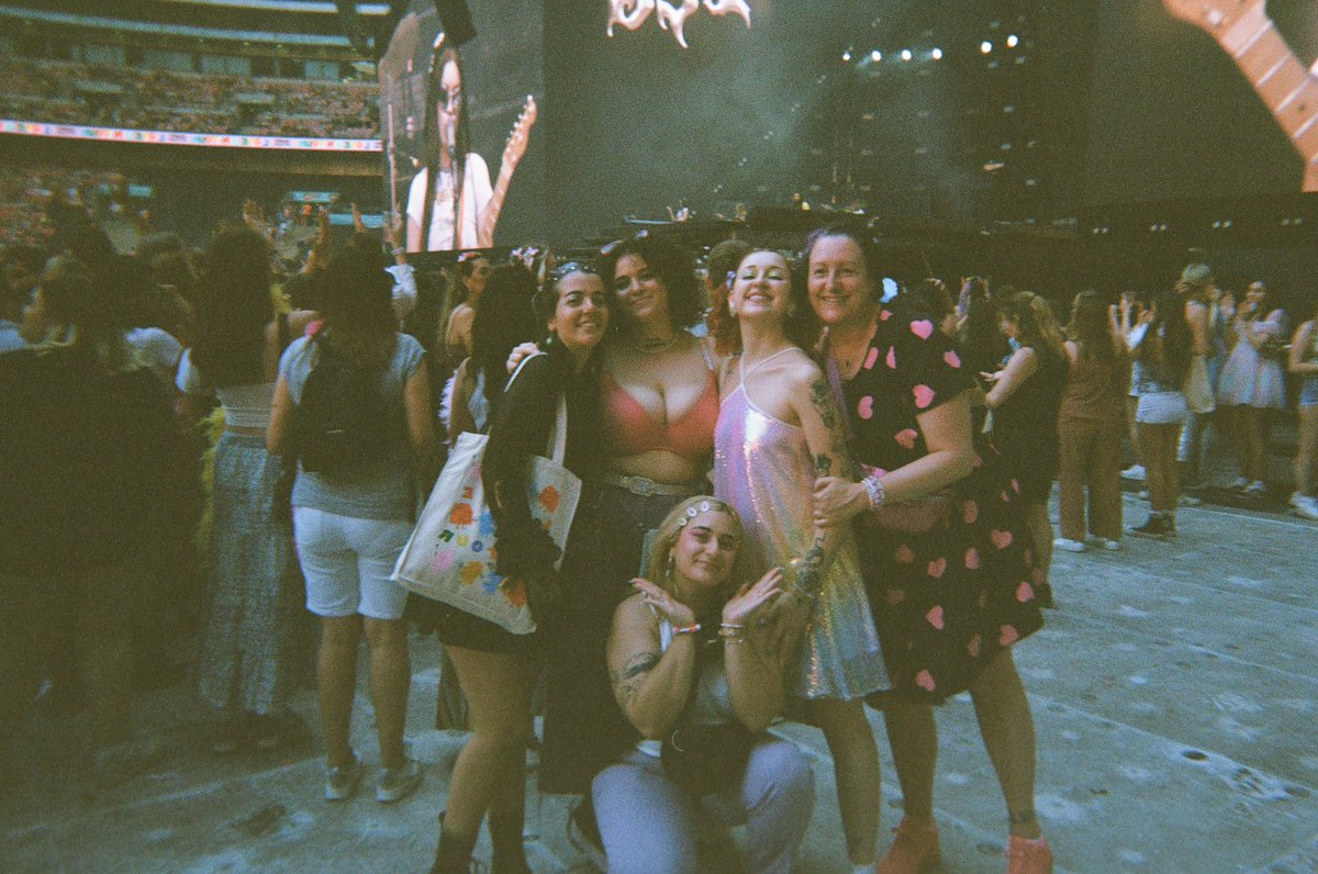 wellbewalls's tweet photo. LOVE ON TOUR WEMBLEY 🪩 https://t.co/LCy33XIBuz