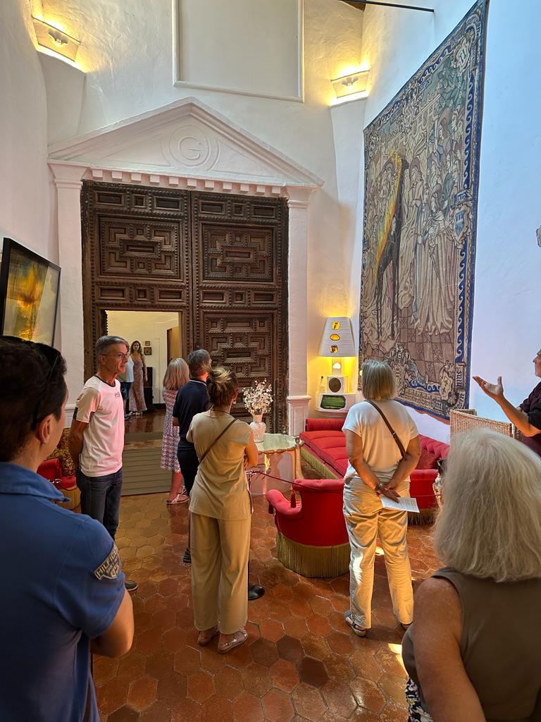 COACGirona's tweet photo. 👟En el marc de les 'Jornades #Dalí Arquitecte, dissabte un grup d'una vintena de persones van participar en la visita especial a l'exposició 'Púbol de Gala. Il·lusió i realitat' a càrrec de Montse Aguer, directora @MuseuDali, i Jordi Artigas, coordinador de les cases-museu. https://t.co/aQ8jIwQUAN