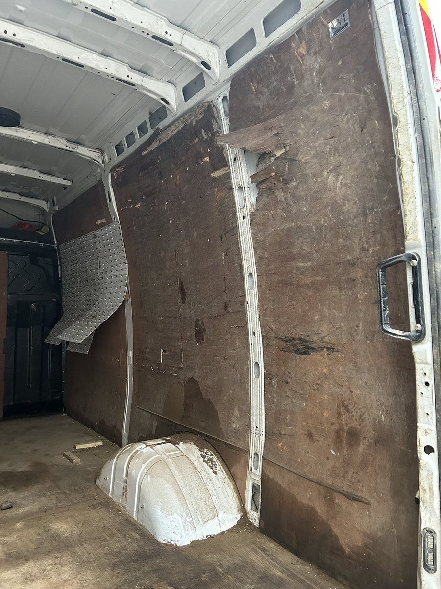 vanwagenuk's tweet image. 📐 Bespoke Shelving &amp;amp; Lining!

👌🏼Out with the old ply sides and in with the new ones including ply shelving, as per customers dimensions &amp;amp; drawings. 

#vanlining #vanshelving #vanply #bespokevanracking #vanwagen #customercare