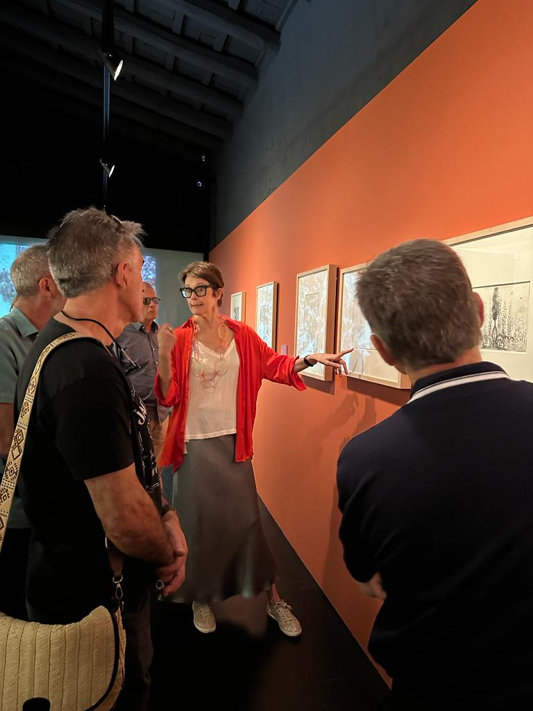 COACGirona's tweet photo. 👟En el marc de les 'Jornades #Dalí Arquitecte, dissabte un grup d'una vintena de persones van participar en la visita especial a l'exposició 'Púbol de Gala. Il·lusió i realitat' a càrrec de Montse Aguer, directora @MuseuDali, i Jordi Artigas, coordinador de les cases-museu. https://t.co/aQ8jIwQUAN