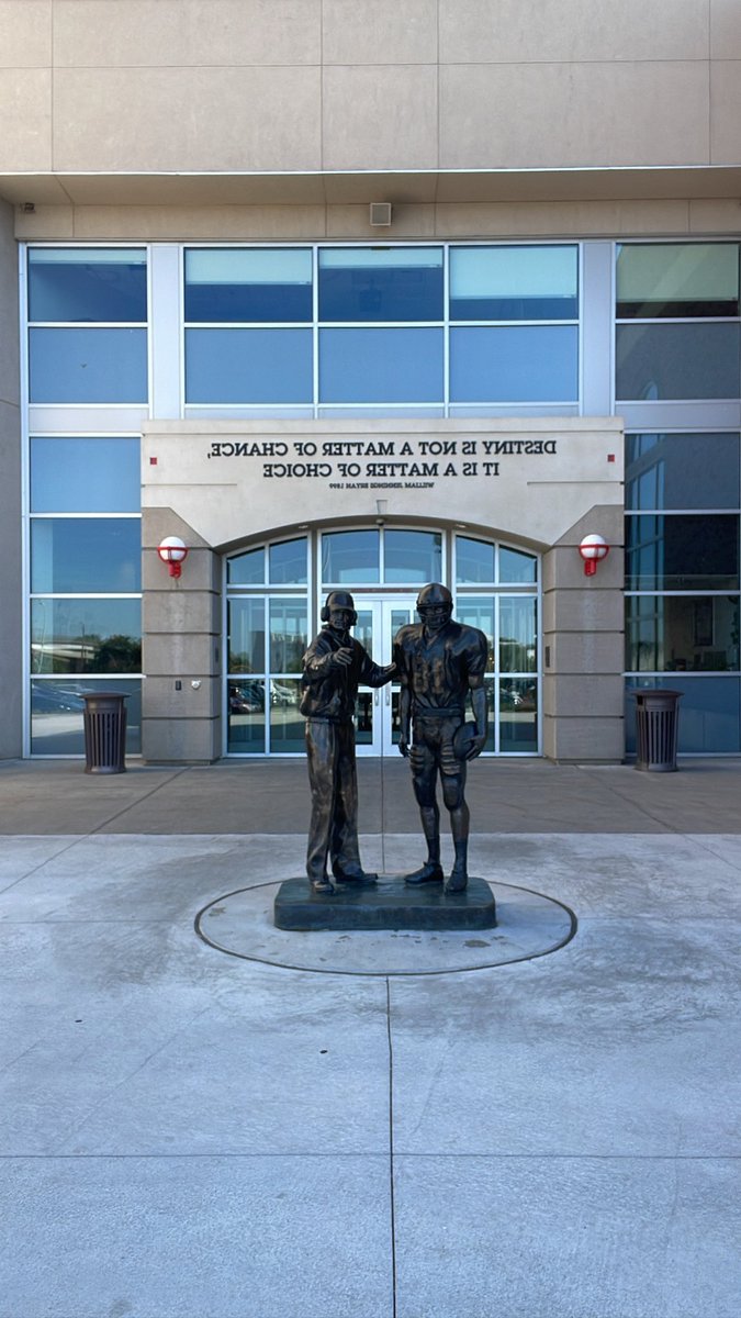 Presidenial6ix's tweet image. Appreciate UNL for inviting me out, thank you for the opportunity! 🌽🔴🌽🔴🌽🔴🌽 #GBR #TrentonNJ #JucoTransfer #JucoProduct #AA2023 #Blessed @Nebraska247 @HuskerFBNation @Huskers @HuskerHep @Sussexfootball5 @RecruitSussex @jose_gumbs28 @njgridiron_ @JUCOFFrenzy @JuCoFootballACE