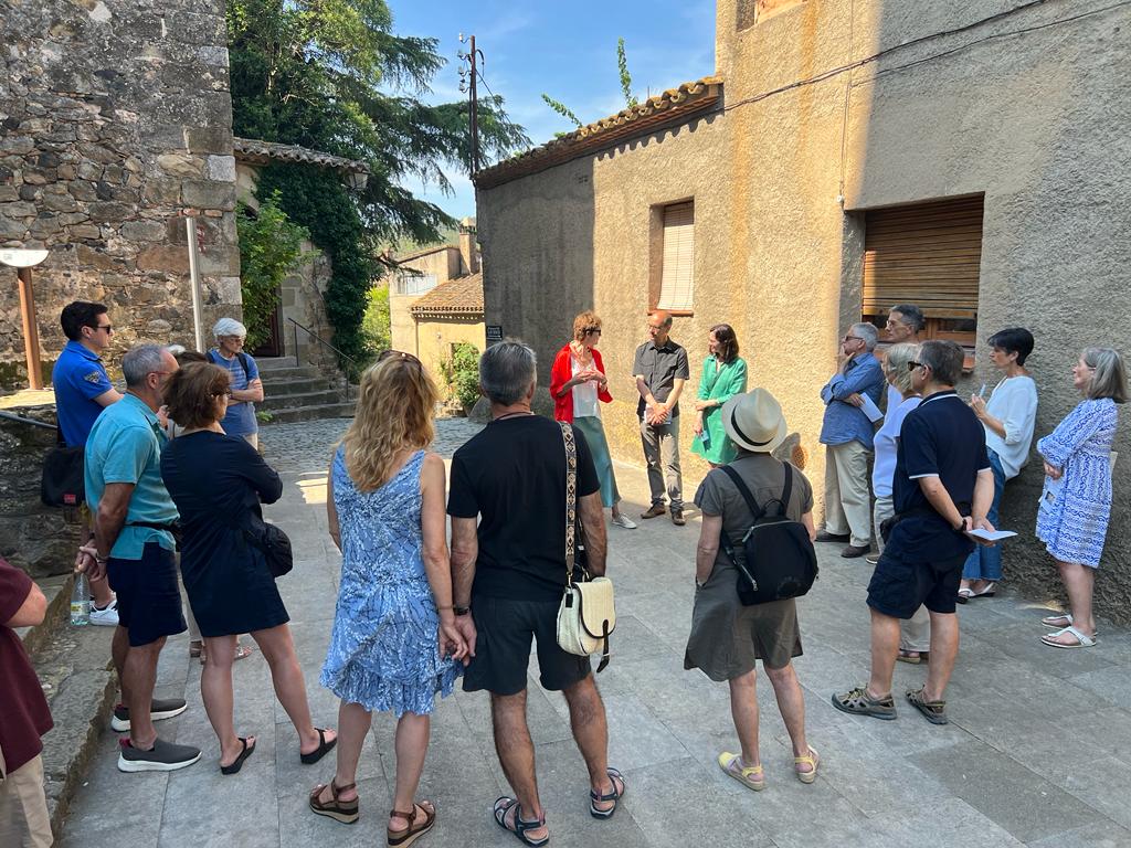 👟En el marc de les 'Jornades #Dalí Arquitecte, dissabte un grup d'una vintena de persones van participar en la visita especial a l'exposició 'Púbol de Gala. Il·lusió i realitat' a càrrec de Montse Aguer, directora <a href="/MuseuDali/">Salvador Dalí</a>, i Jordi Artigas, coordinador de les cases-museu.