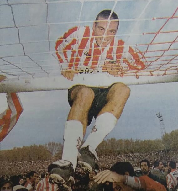 Lionel Scaloni colgado del travesaño del arco de 55 y festejando el triunfo sobre la hora en el regional del Clausura 97