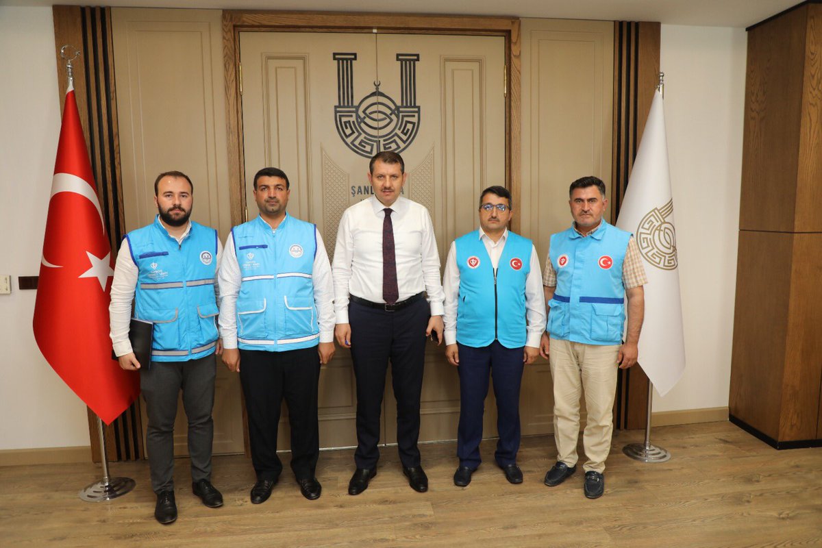 Valimiz Salih Ayhan, Kurban bağışını Türkiye Diyanet Vakfımıza (TDV) gerçekleştirdi. Müftü Vekilimiz İbrahim Halil Aslan, bağış programında hazır bulundu.