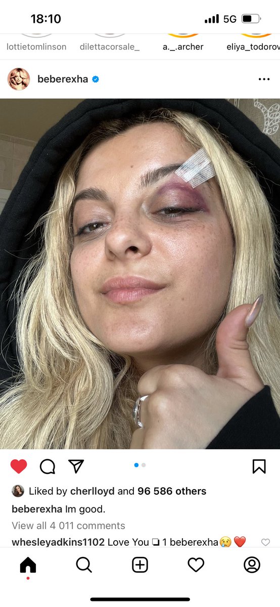 hrisi777's tweet image. THIS IS YOUR CUE TO STOP. THROWING. THINGS. ON.STAGE. ITS NOT CUTE I PROMISE YOU .