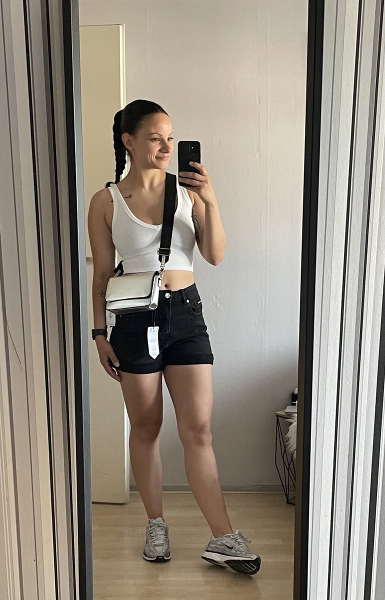 Larissa tweet media