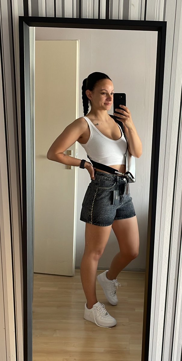 Larissa tweet media