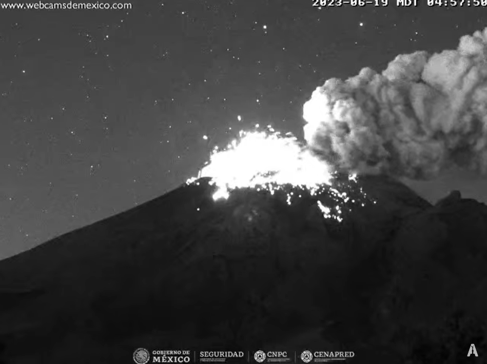 SkyAlertMx's tweet photo. Durante esta madrugada, se registraron dos episodios de tremor con emisión de ceniza en el #Popocatépetl. El primero, de 2:00 a.m. a 4:30 a.m.; el segundo, de 4:37 a.m. a 6:30 a.m.

La ceniza se dispersó hacia EdoMex - Morelos y de nuevo EdoMex e incluso Guerrero y Michoacán (mínimas concentraciones).

🚦AMARILLO 2🚦
🚷radio de seguridad 12 km🚷

Imagen de @webcamsdemexico desde Tlamacas y Tianguismanalco.