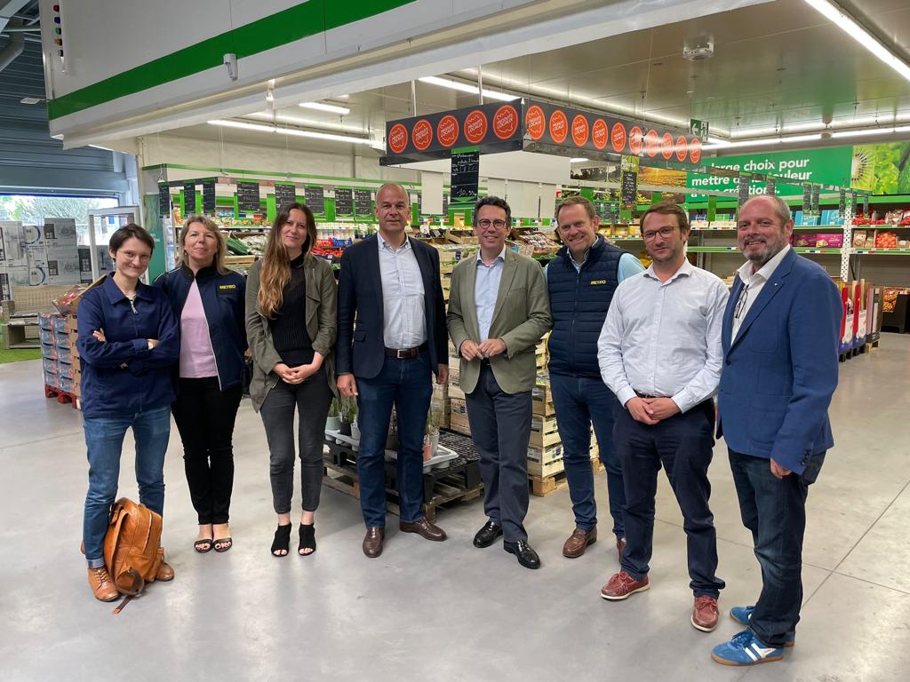 FNSEA's tweet image. Visite fructueuse de @rousseautrocy  à @METRO_FR ! Les efforts de la #FNSEA portent leurs fruits avec +4 points gagnés sur l'origine 🇫🇷 des viandes en 3 ans, malgré la pandémie. Une priorité : soutenir les produits frais, locaux et de qualité ! #Agriculture #OrigineFrance