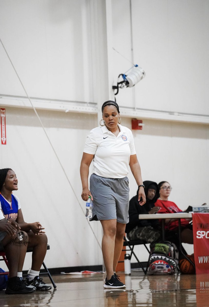 LadyChargersWBB's tweet photo. 𝗖𝗼𝗮𝗰𝗵 𝗧 x 𝗖𝗼𝗮𝗰𝗵 𝗥𝗲𝗲𝘃𝗲𝘀. Coach em’ up!
📸 @ShotbyMonii https://t.co/6QKSt1DJAt