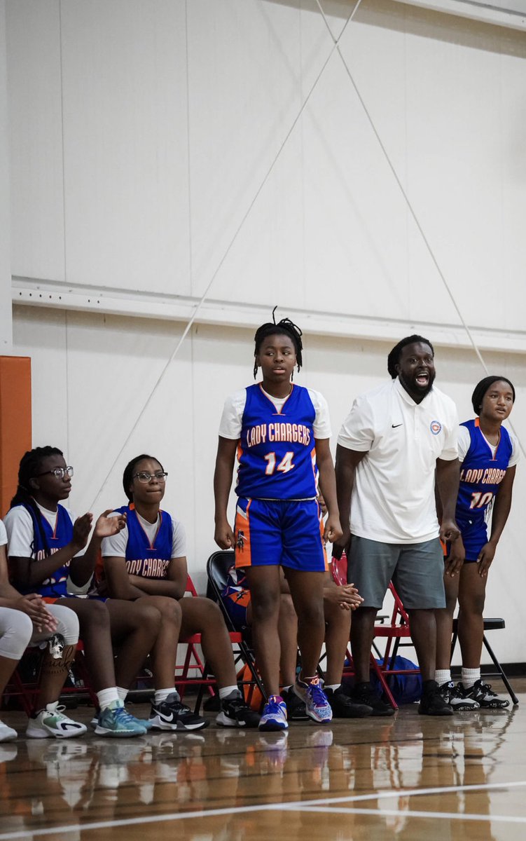 LadyChargersWBB's tweet photo. 𝗖𝗼𝗮𝗰𝗵 𝗧 x 𝗖𝗼𝗮𝗰𝗵 𝗥𝗲𝗲𝘃𝗲𝘀. Coach em’ up!
📸 @ShotbyMonii https://t.co/6QKSt1DJAt