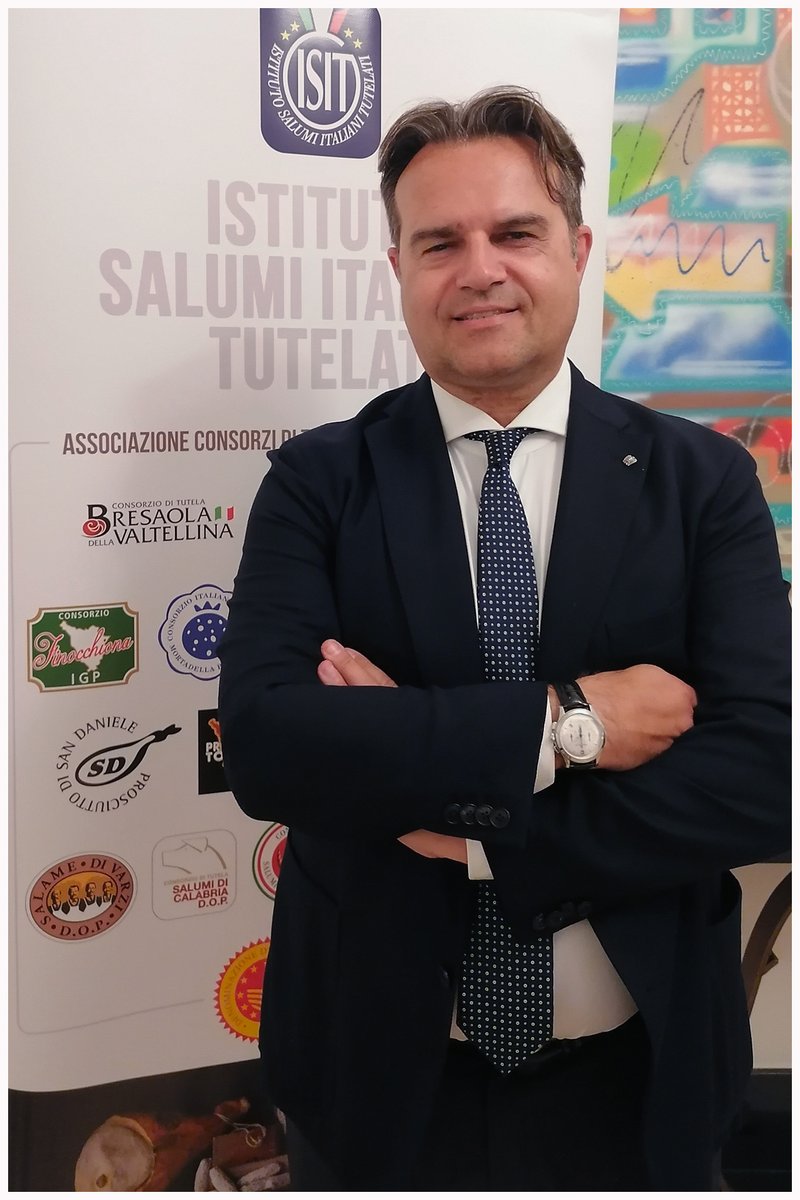 isit_salumi's tweet photo. Lo scorso 19 giugno, nel corso dell'annuale assemblea di ISIT che si è svolta a Roma presso il prestigioso Palazzo Ripetta, Cristiano Ludovici è stato nominato nuovo Vicepresidente dell'istituto Salumi Italiani Tutelati.
#isitsalumi #salumidopigp
👉 https://t.co/JGLP9xEpjQ https://t.co/YG5g4ntLLu