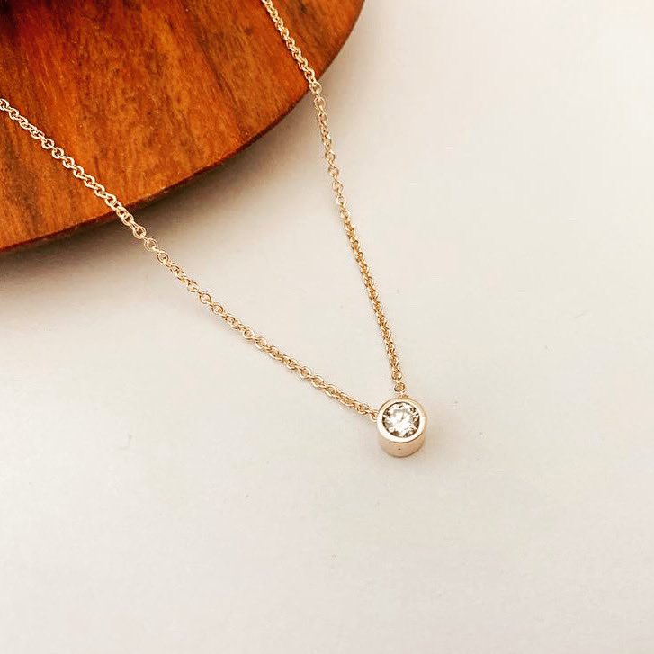 9ct Gold Diamond Slider! 

#9ctgold #9ctyellowgold #yellowgold #diamond #diamondsareagirlsbestfriend #diamondsareforever #diamondslider #slider #necklace #pendant #chain #lessismore #classic #fjietfjieuw #wedeliverhappiness