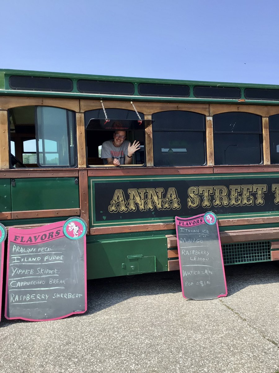 Our #AzriaHealthCentralCity Team enjoyed some delicious ice cream from Anna Street Trolley! 🍦

#AzriaHealth #IceCream #AnnaStreetTrolley #StaffAppreciation