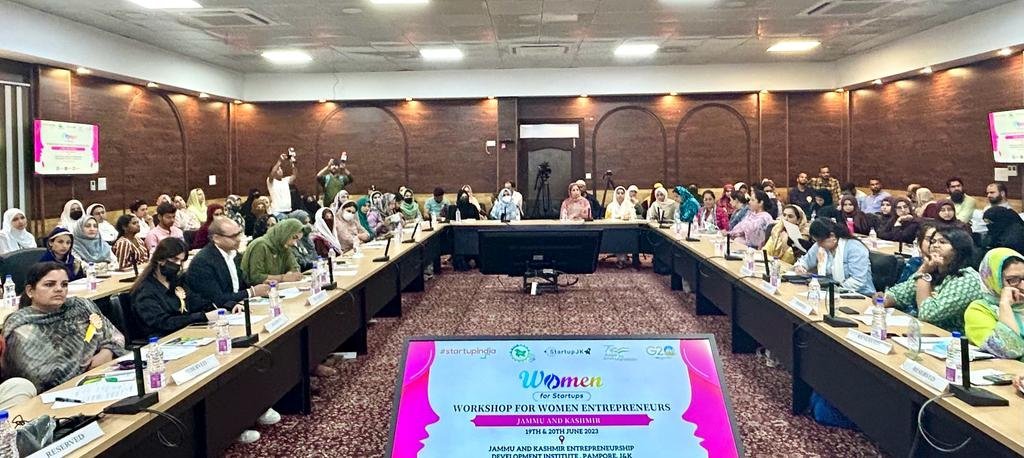 #EmpoweringWomen Entrepreneurs: JKEDI and #StartupIndia Collaborate for an Innovative #Workshop to provide women opportunities, and resources to thrive in the #startup  ecosystem. #InclusiveEntrepreneurship
@drhinabhat @JKEDI4U 
#entrepreneurs #Livelihood #Empowerment #Kashmir