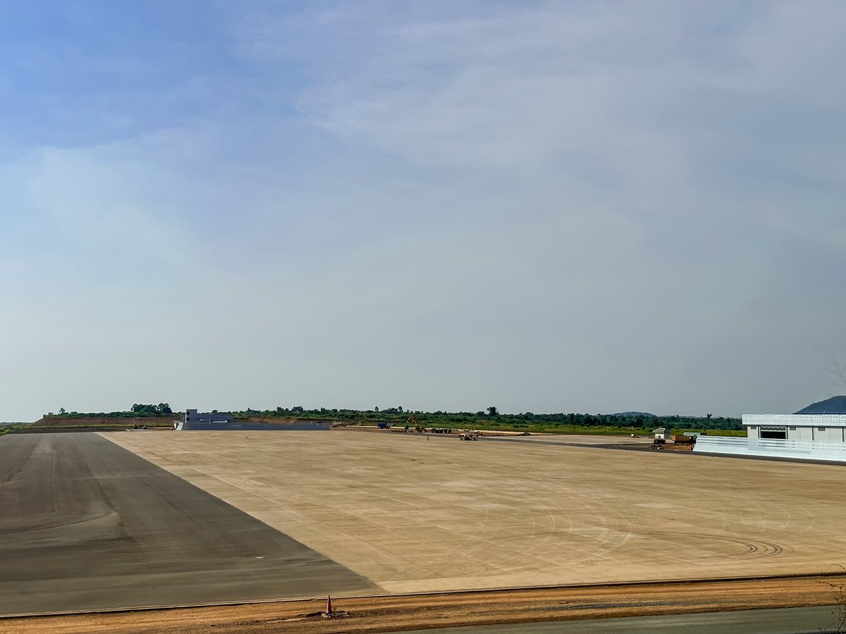 I have been to #Kabalega International Airport, Hoima. The 3km runway is nearly complete.✅

The Airport will soon facilitate air lifting of heavy cargo + equipment to aid Oil refinery operations.

Gov’t will later open up to passenger flights.

 #PAUOilVisit